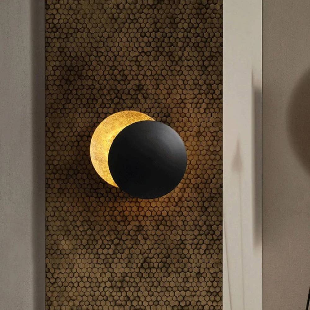 "Stilvolle Mondlicht-Wandlampe, minimalistisches Design, sanftes LED-Licht, schafft gemütliche Atmosphäre, energiesparend."