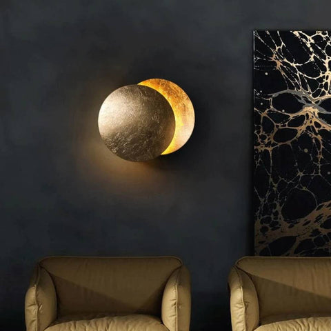 "Stilvolle Mondlicht-Wandlampe, minimalistisches Design, sanftes LED-Licht, schafft gemütliche Atmosphäre, energiesparend."
