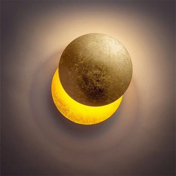 "Stilvolle Mondlicht-Wandlampe, minimalistisches Design, sanftes LED-Licht, schafft gemütliche Atmosphäre, energiesparend."