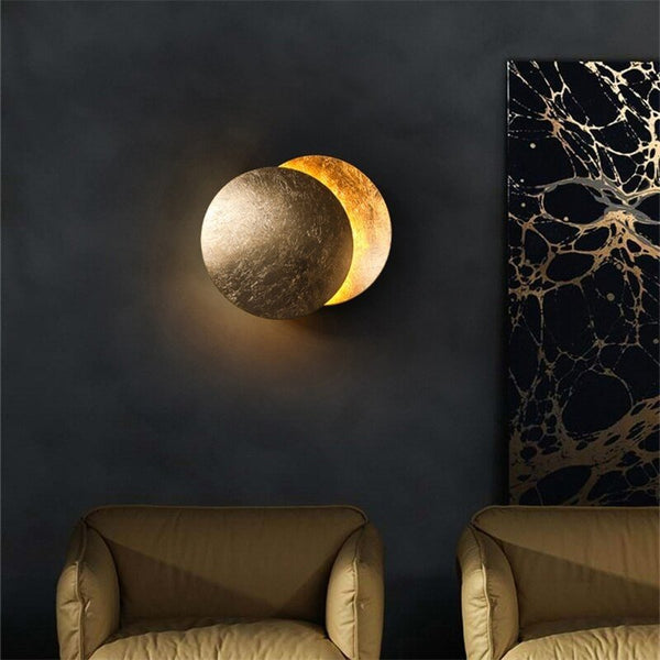 "Stilvolle Mondlicht-Wandlampe, minimalistisches Design, sanftes LED-Licht, schafft gemütliche Atmosphäre, energiesparend."