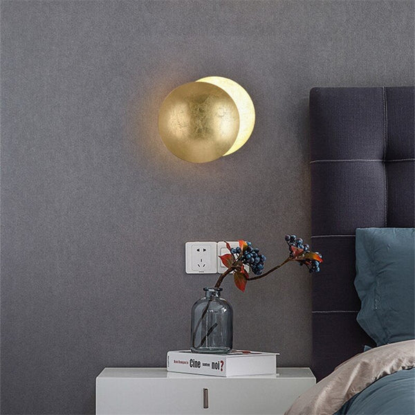 "Stilvolle Mondlicht-Wandlampe, minimalistisches Design, sanftes LED-Licht, schafft gemütliche Atmosphäre, energiesparend."