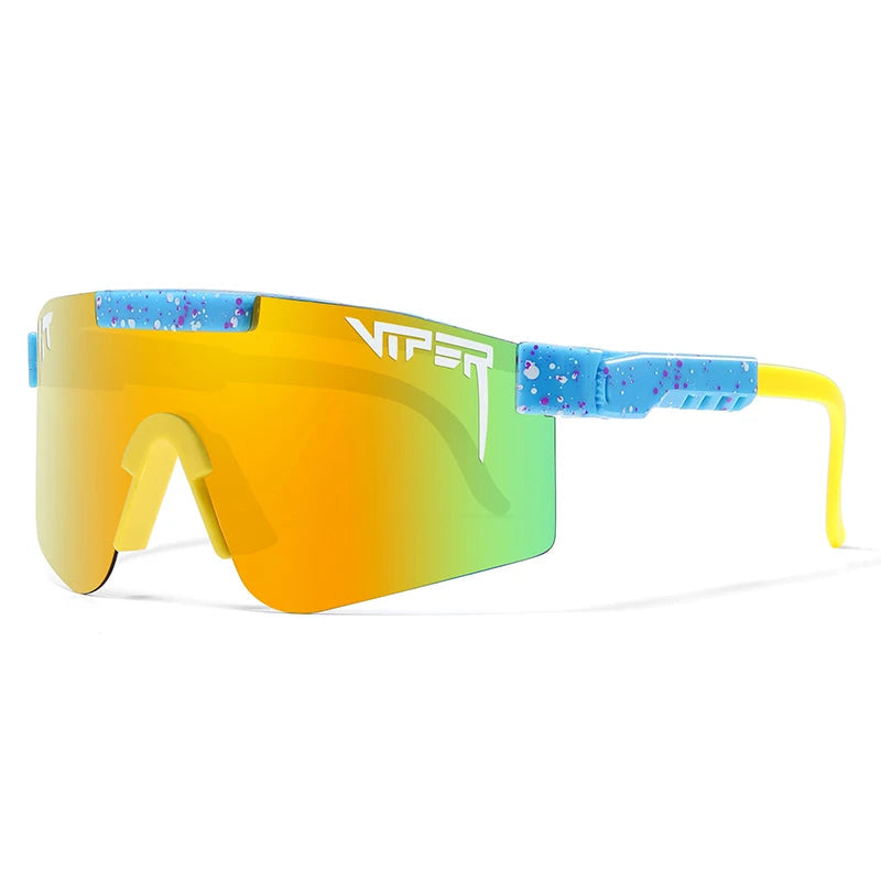 Stilvolle Outdoor-Sportbrille mit UV400 Schutz, schwarzer Rahmen und Polycarbonat-Gläser; ideal für Radfahren im Freien.