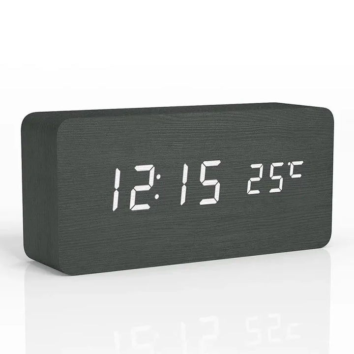 "Stilvoller digitaler Holzwecker mit LED-Anzeige, im minimalistischen Design, lautlos, ideal für modernes Wohnen."