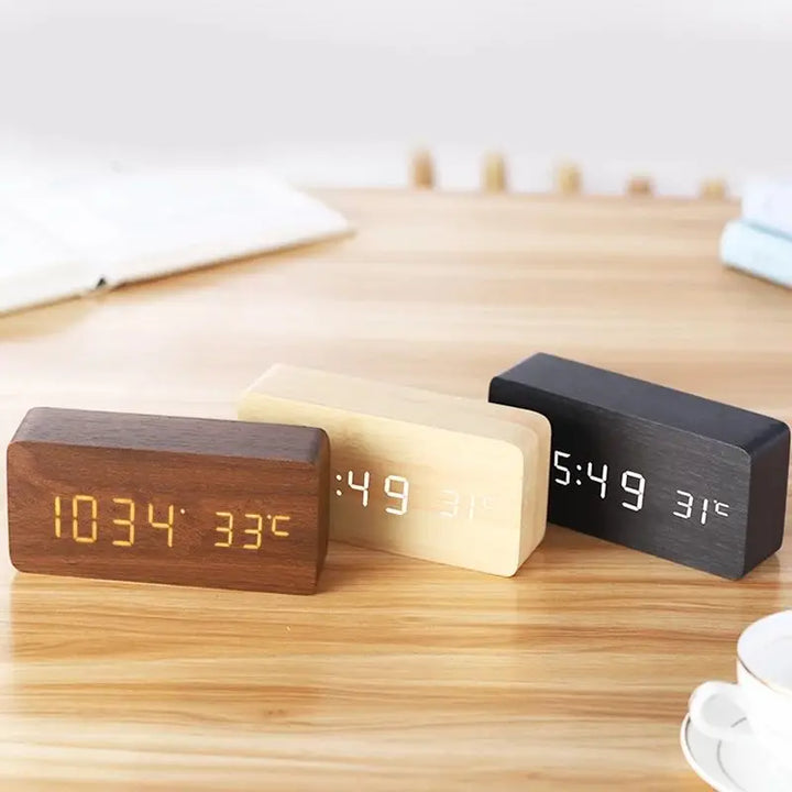 "Stilvoller digitaler Holzwecker mit LED-Anzeige, im minimalistischen Design, lautlos, ideal für modernes Wohnen."