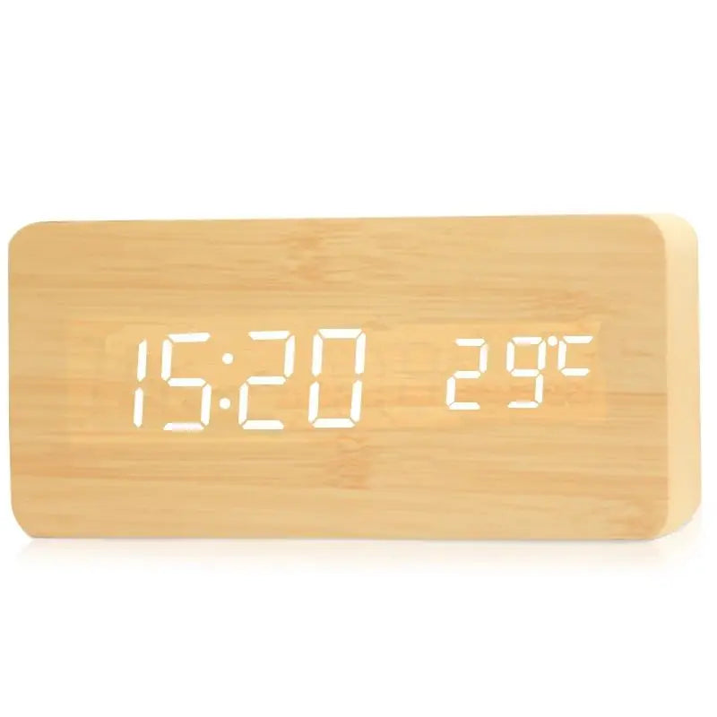 "Stilvoller digitaler Holzwecker mit LED-Anzeige, im minimalistischen Design, lautlos, ideal für modernes Wohnen."