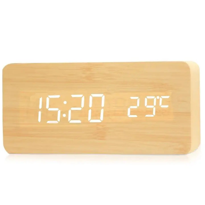 "Stilvoller digitaler Holzwecker mit LED-Anzeige, im minimalistischen Design, lautlos, ideal für modernes Wohnen."