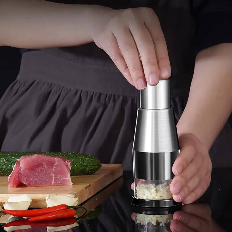 "Stilvoller, manueller Edelstahl-Gemüseschneider mit ergonomischem Griff, Zickzack-Messer und integrierter Schalenbasis."