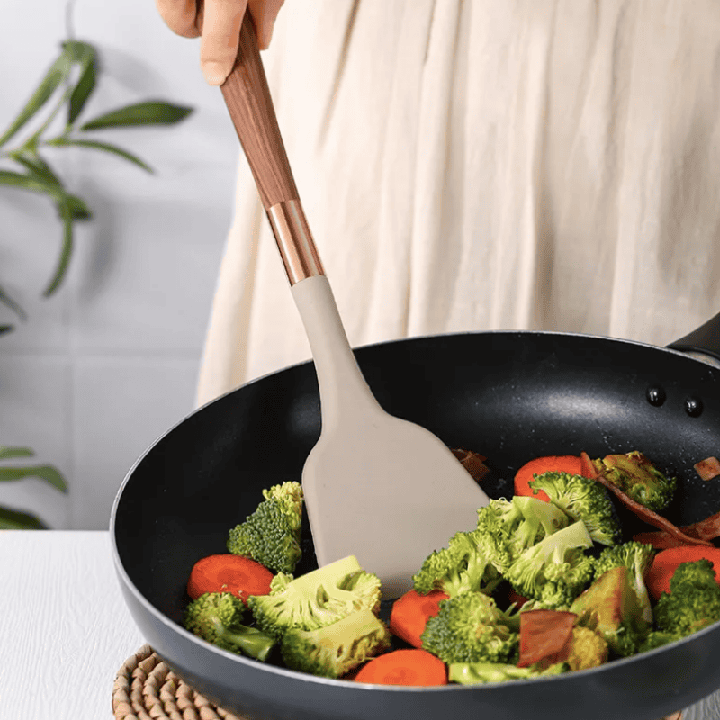 "Stilvolles Silikon-Küchenutensilien Set, temperaturbeständig, rutschfeste Holzgriffe, ideal für antihaftbeschichtete Pfannen