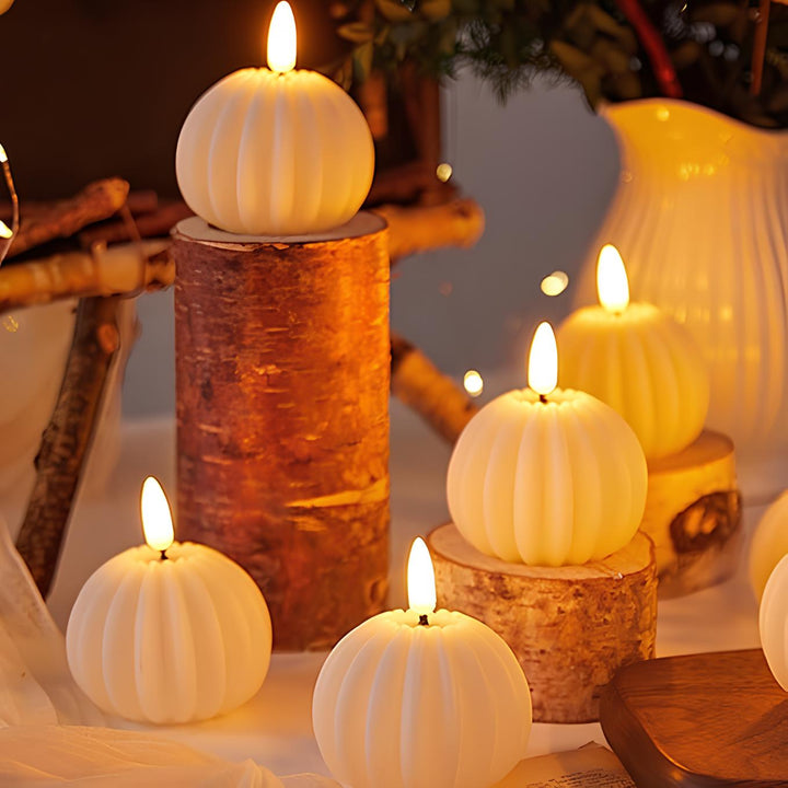 "Stimmungsvolle LED-Kerzen mit realistischem Flammeneffekt in Kürbisform, Holzoptik und klassischem Design, warmweißer Schein