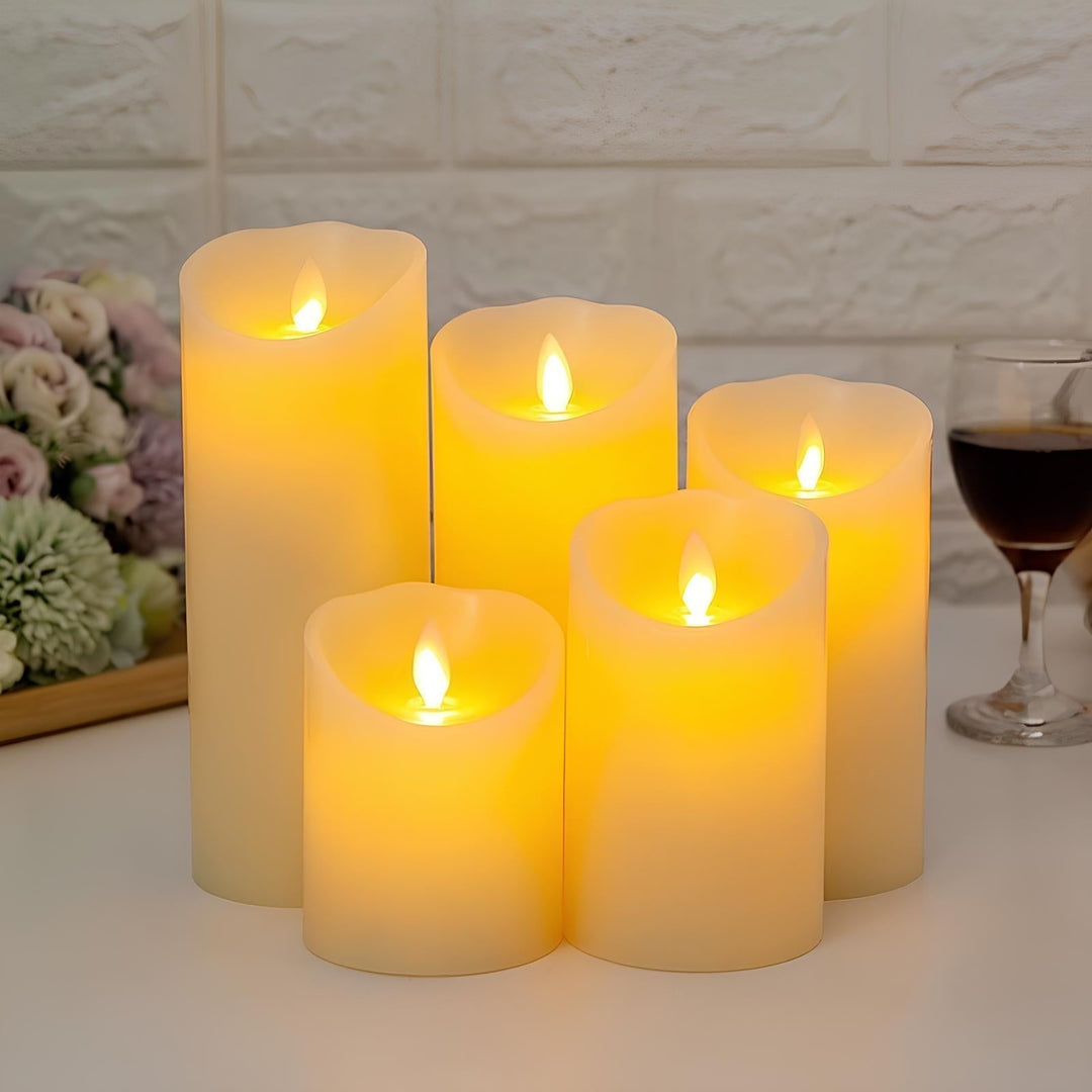 "Stimmungsvolle LED-Kerzen mit realistischem Flammeneffekt in Kürbisform, Holzoptik und klassischem Design, warmweißer Schein