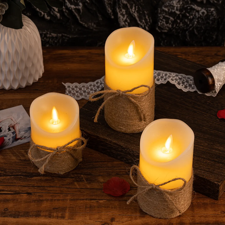 "Stimmungsvolle LED-Kerzen mit realistischem Flammeneffekt in Kürbisform, Holzoptik und klassischem Design, warmweißer Schein