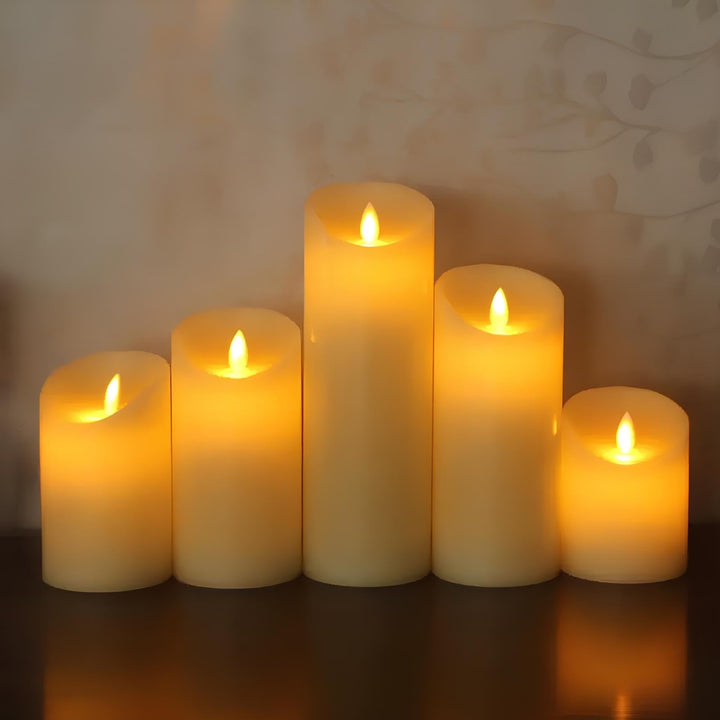 "Stimmungsvolle LED-Kerzen mit realistischem Flammeneffekt in Kürbisform, Holzoptik und klassischem Design, warmweißer Schein