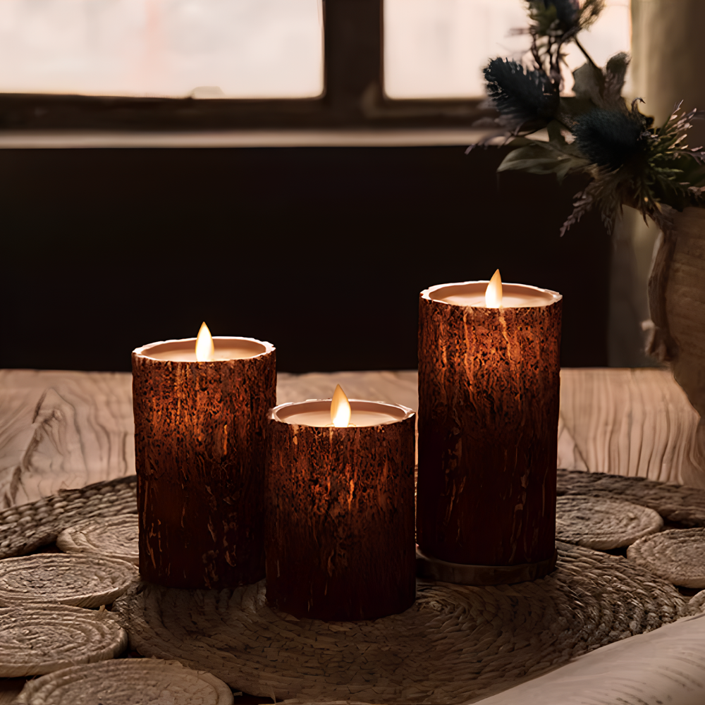 "Stimmungsvolle LED-Kerzen mit realistischem Flammeneffekt in Kürbisform, Holzoptik und klassischem Design, warmweißer Schein
