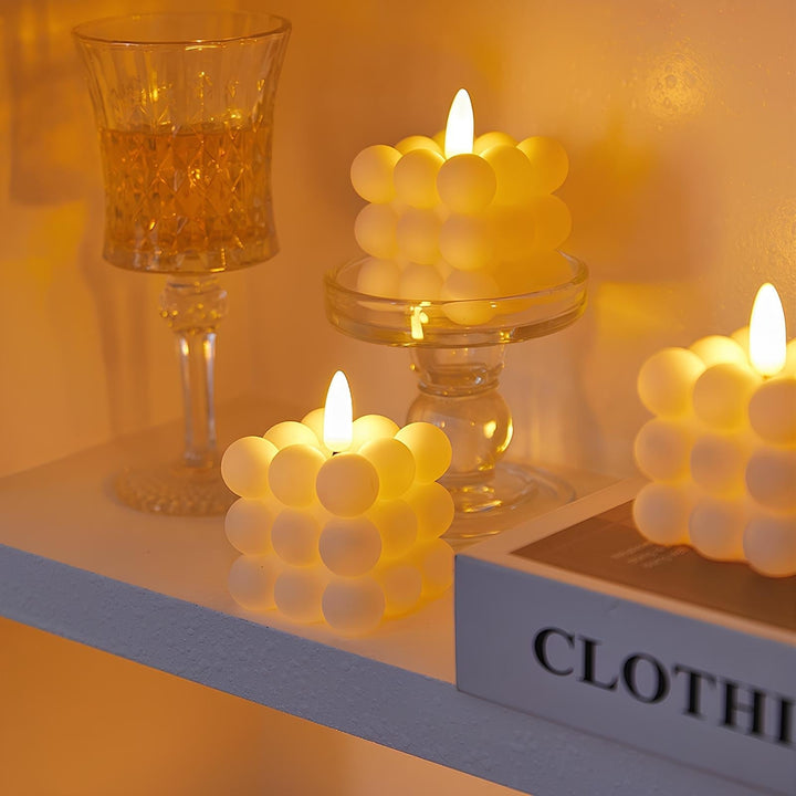 "Stimmungsvolle LED-Kerzen mit realistischem Flammeneffekt in Kürbisform, Holzoptik und klassischem Design, warmweißer Schein