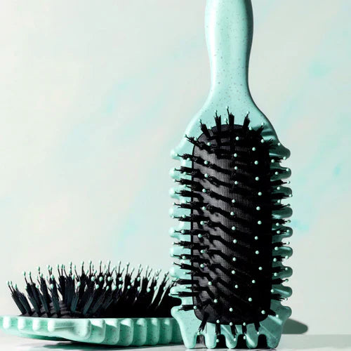 "Stylingbürste für Locken, hellgrün, ideal zur Frizz-Kontrolle und für definierte Strähnen, ergonomisch, Beauty-Produkt."
