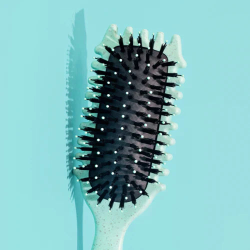 "Stylingbürste für Locken, hellgrün, ideal zur Frizz-Kontrolle und für definierte Strähnen, ergonomisch, Beauty-Produkt."