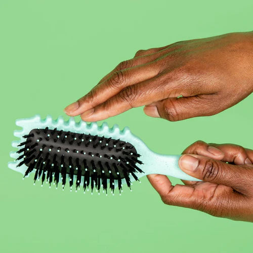 "Stylingbürste für Locken, hellgrün, ideal zur Frizz-Kontrolle und für definierte Strähnen, ergonomisch, Beauty-Produkt."