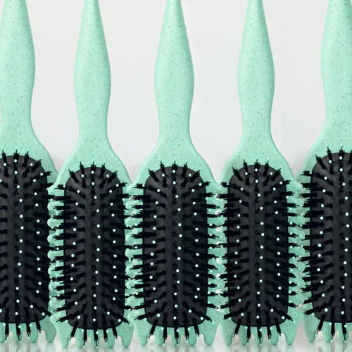 "Stylingbürste für Locken, hellgrün, ideal zur Frizz-Kontrolle und für definierte Strähnen, ergonomisch, Beauty-Produkt."