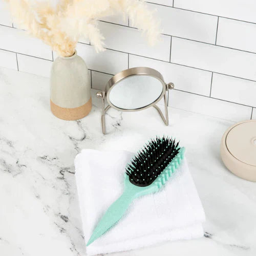 "Stylingbürste für Locken, hellgrün, ideal zur Frizz-Kontrolle und für definierte Strähnen, ergonomisch, Beauty-Produkt."