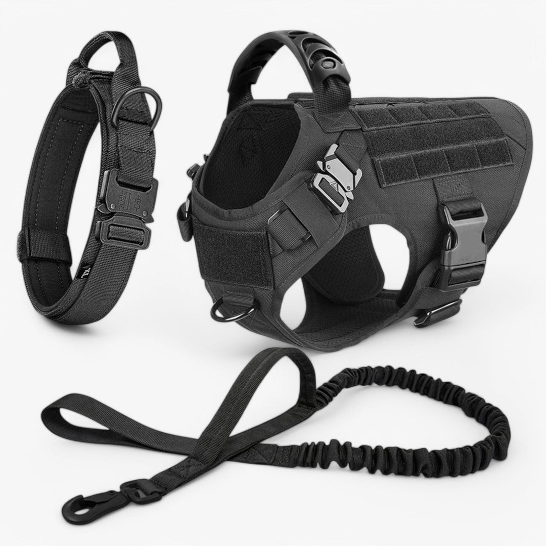 "TacticalK9 Hundegeschirr in Schwarz mit robustem Griff, reflektierenden Details und verstellbarer Passform für Hunde."