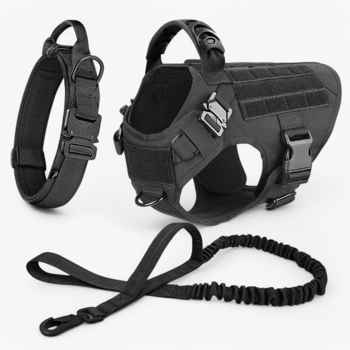 "TacticalK9 Hundegeschirr in Schwarz mit robustem Griff, reflektierenden Details und verstellbarer Passform für Hunde."