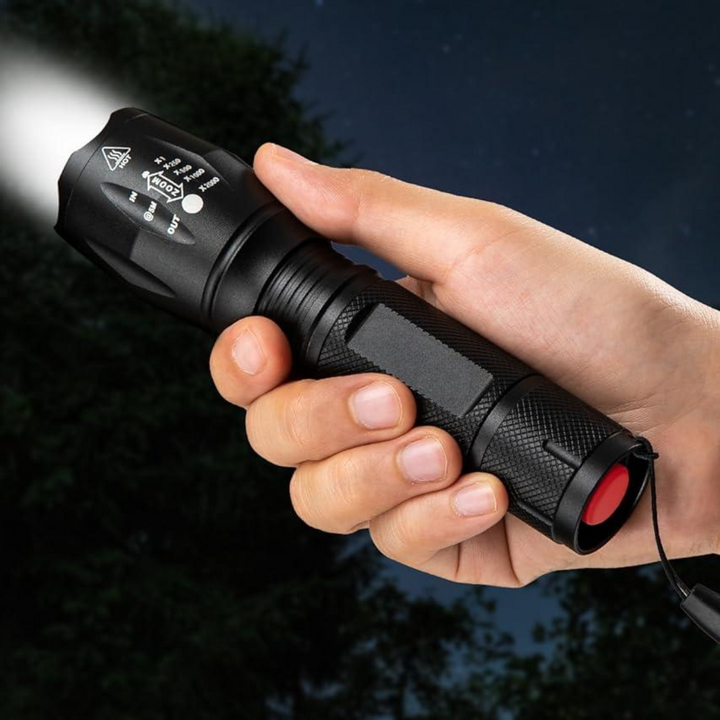 "Taktische LED-Taschenlampe aus Aluminium, robust, wasserfest, 1200 Lumen, rutschfestes Design für Outdoor-Einsätze."