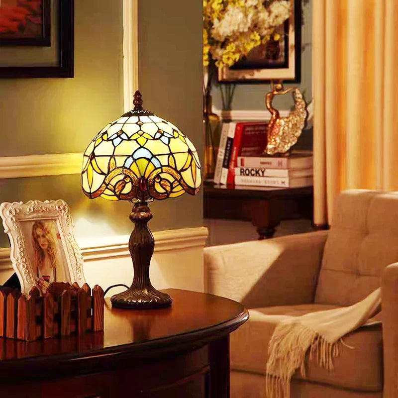 "Tiffany Schreibtischlampe mit farbenfrohem Glasdesign, elegantem Look und warmem Licht für stilvolle Räume"