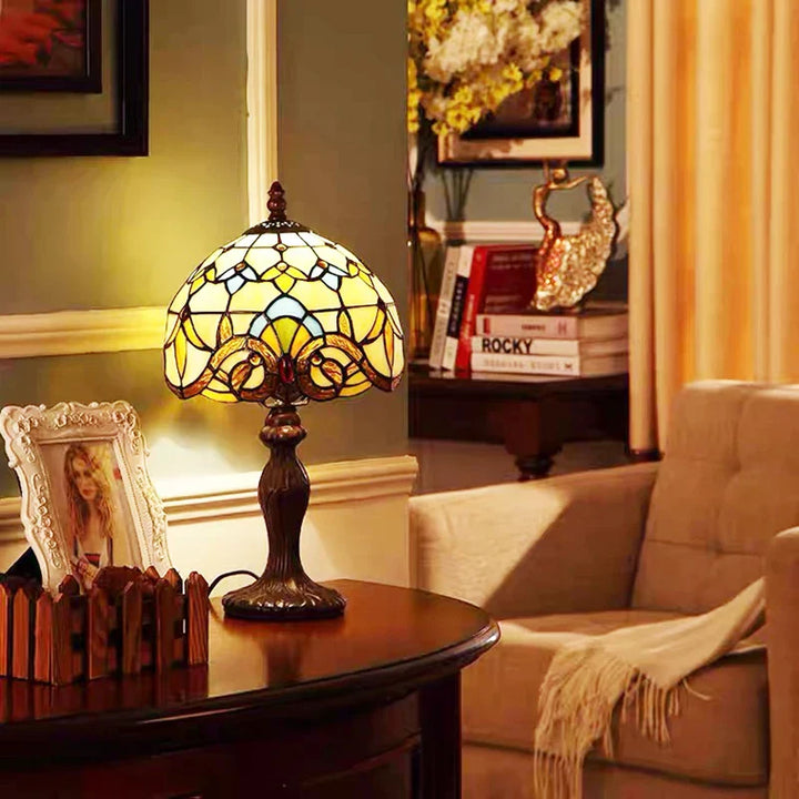 "Tiffany Schreibtischlampe mit farbenfrohem Glasdesign, elegantem Look und warmem Licht für stilvolle Räume"
