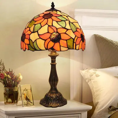 "Tiffany Schreibtischlampe mit farbenfrohem Glasdesign, elegantem Look und warmem Licht für stilvolle Räume"