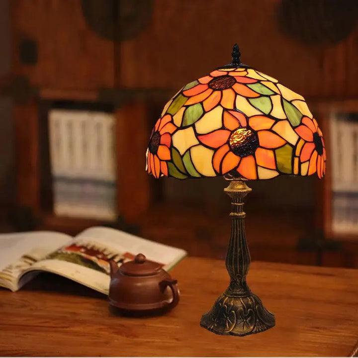 "Tiffany Schreibtischlampe mit farbenfrohem Glasdesign, elegantem Look und warmem Licht für stilvolle Räume"
