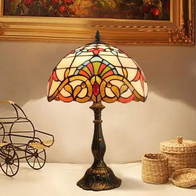 "Tiffany Schreibtischlampe mit farbenfrohem Glasdesign, elegantem Look und warmem Licht für stilvolle Räume"