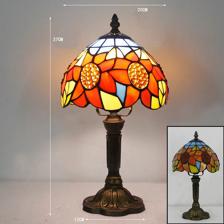"Tiffany Schreibtischlampe mit farbenfrohem Glasdesign, elegantem Look und warmem Licht für stilvolle Räume"