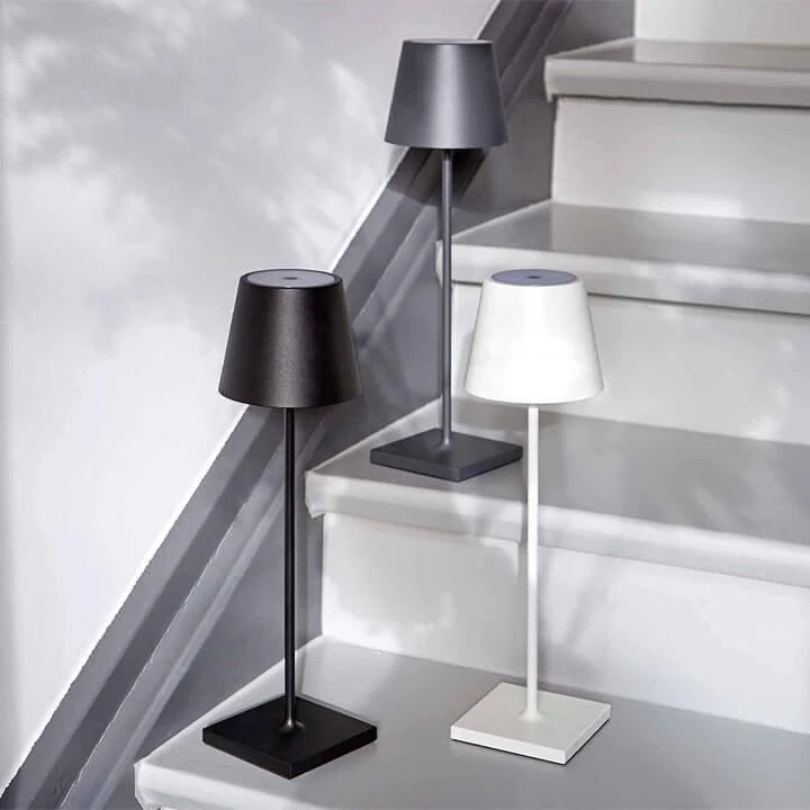 "Touch-sensitive LED-Tischlampe, kabellos, stilvolles Design, modernes Flair, in verschiedenen Farben verfügbar."