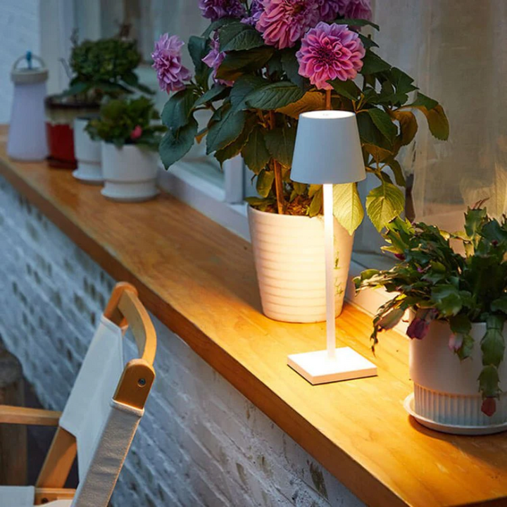 "Touch-sensitive LED-Tischlampe, kabellos, stilvolles Design, modernes Flair, in verschiedenen Farben verfügbar."