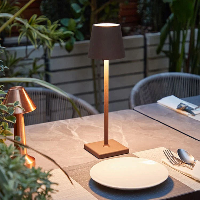 "Touch-sensitive LED-Tischlampe, kabellos, stilvolles Design, modernes Flair, in verschiedenen Farben verfügbar."