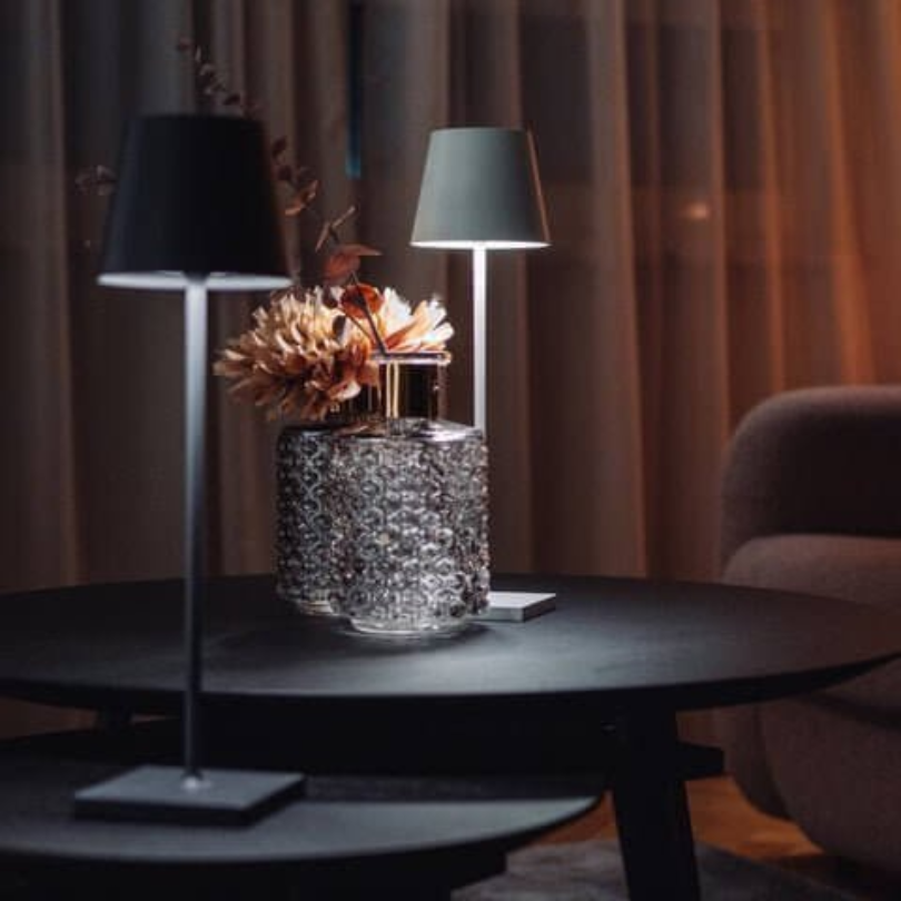 "Touch-sensitive LED-Tischlampe, kabellos, stilvolles Design, modernes Flair, in verschiedenen Farben verfügbar."