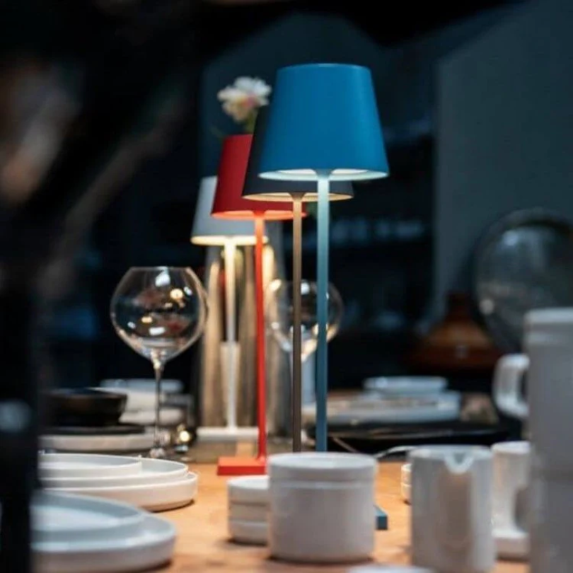 "Touch-sensitive LED-Tischlampe, kabellos, stilvolles Design, modernes Flair, in verschiedenen Farben verfügbar."