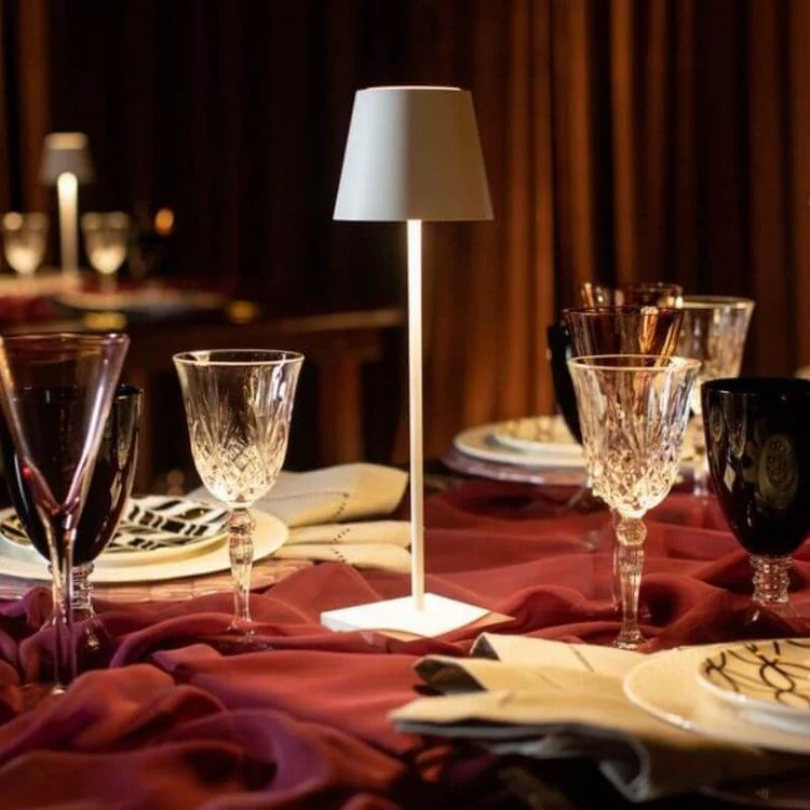 "Touch-sensitive LED-Tischlampe, kabellos, stilvolles Design, modernes Flair, in verschiedenen Farben verfügbar."
