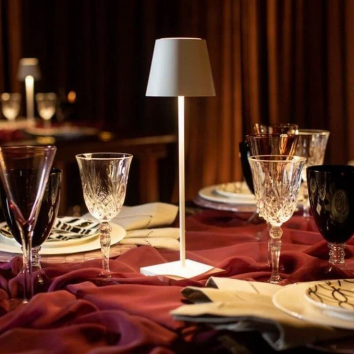 "Touch-sensitive LED-Tischlampe, kabellos, stilvolles Design, modernes Flair, in verschiedenen Farben verfügbar."