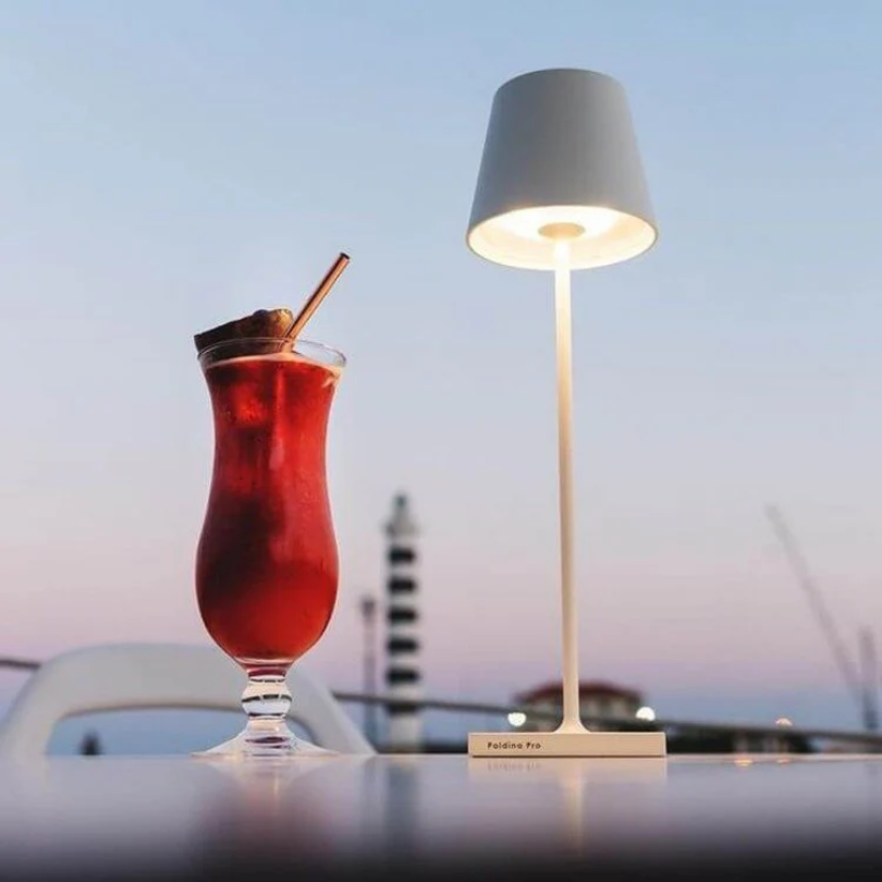 "Touch-sensitive LED-Tischlampe, kabellos, stilvolles Design, modernes Flair, in verschiedenen Farben verfügbar."