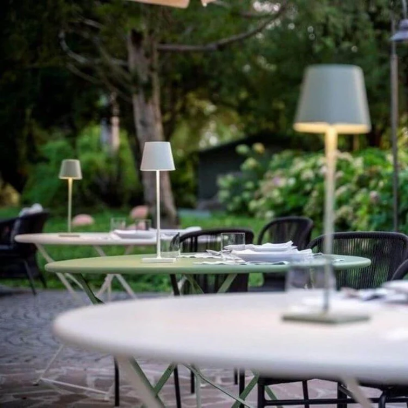 "Touch-sensitive LED-Tischlampe, kabellos, stilvolles Design, modernes Flair, in verschiedenen Farben verfügbar."