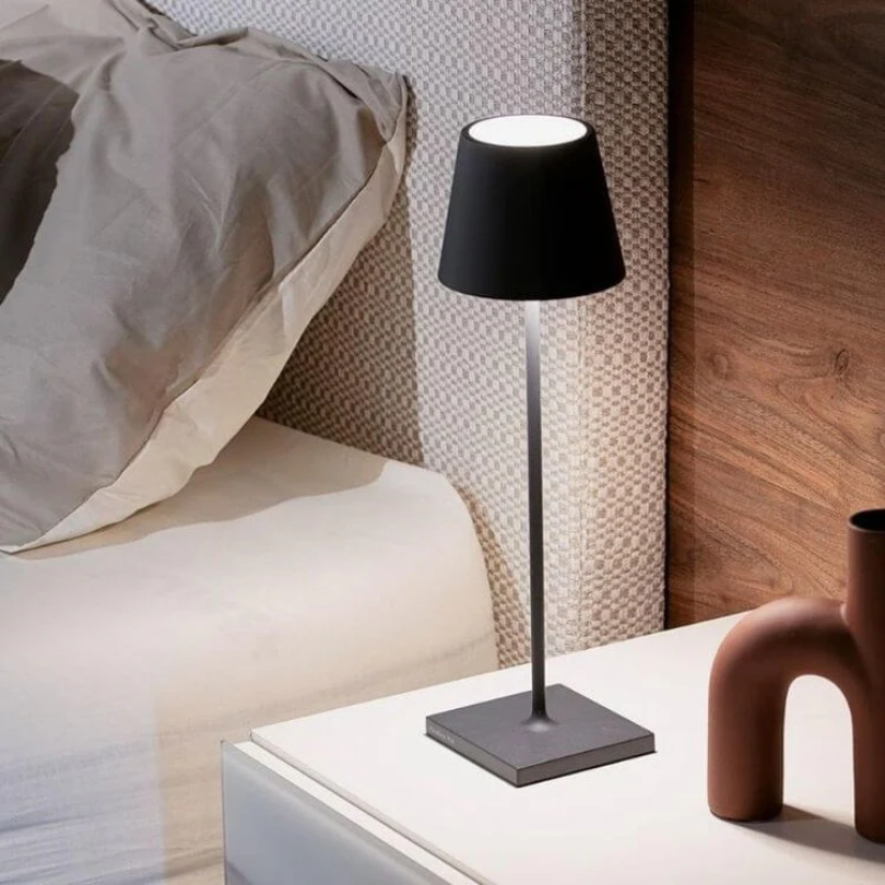"Touch-sensitive LED-Tischlampe, kabellos, stilvolles Design, modernes Flair, in verschiedenen Farben verfügbar."