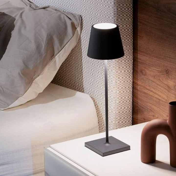 "Touch-sensitive LED-Tischlampe, kabellos, stilvolles Design, modernes Flair, in verschiedenen Farben verfügbar."
