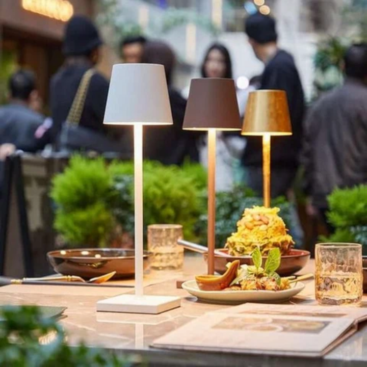 "Touch-sensitive LED-Tischlampe, kabellos, stilvolles Design, modernes Flair, in verschiedenen Farben verfügbar."
