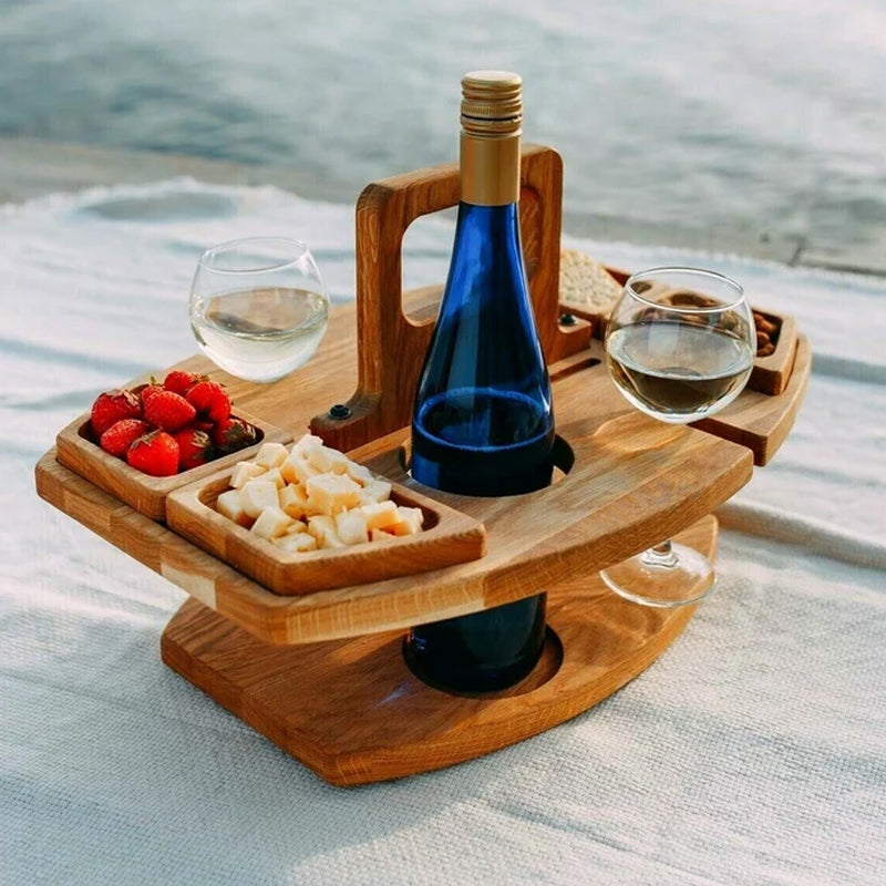 "Tragbarer Holz-Picknicktisch mit Glashalterungen, Snackfächern, kompakt zusammenklappbar für Weinausflüge."