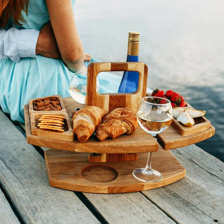 "Tragbarer Holz-Picknicktisch mit Glashalterungen, Snackfächern, kompakt zusammenklappbar für Weinausflüge."