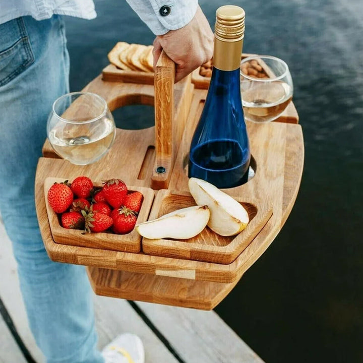 "Tragbarer Holz-Picknicktisch mit Glashalterungen, Snackfächern, kompakt zusammenklappbar für Weinausflüge."