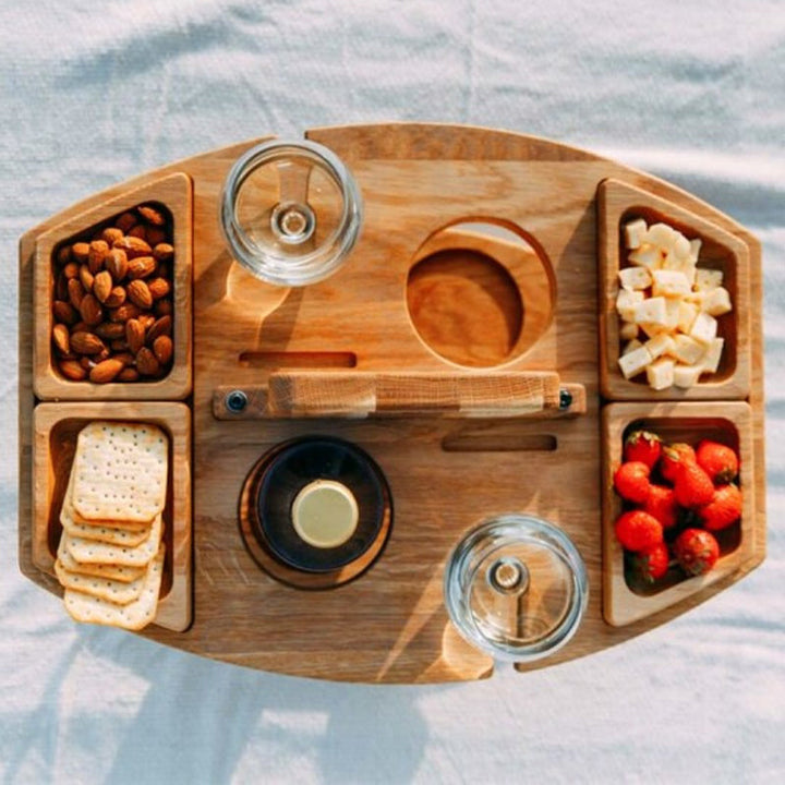 "Tragbarer Holz-Picknicktisch mit Glashalterungen, Snackfächern, kompakt zusammenklappbar für Weinausflüge."
