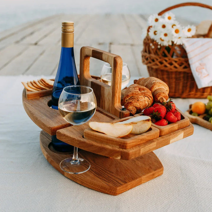 "Tragbarer Holz-Picknicktisch mit Glashalterungen, Snackfächern, kompakt zusammenklappbar für Weinausflüge."