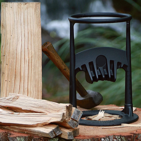 Tragbarer Holzspalter für sicheres Hacken, robuste Kohlenstoffstahlklinge, ideal für Kaminholz und Lagerfeuer.